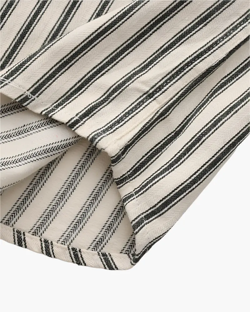 Chemise pour hommes à rayures de la marque Old Money, couleur marron avec col et boutons visibles.