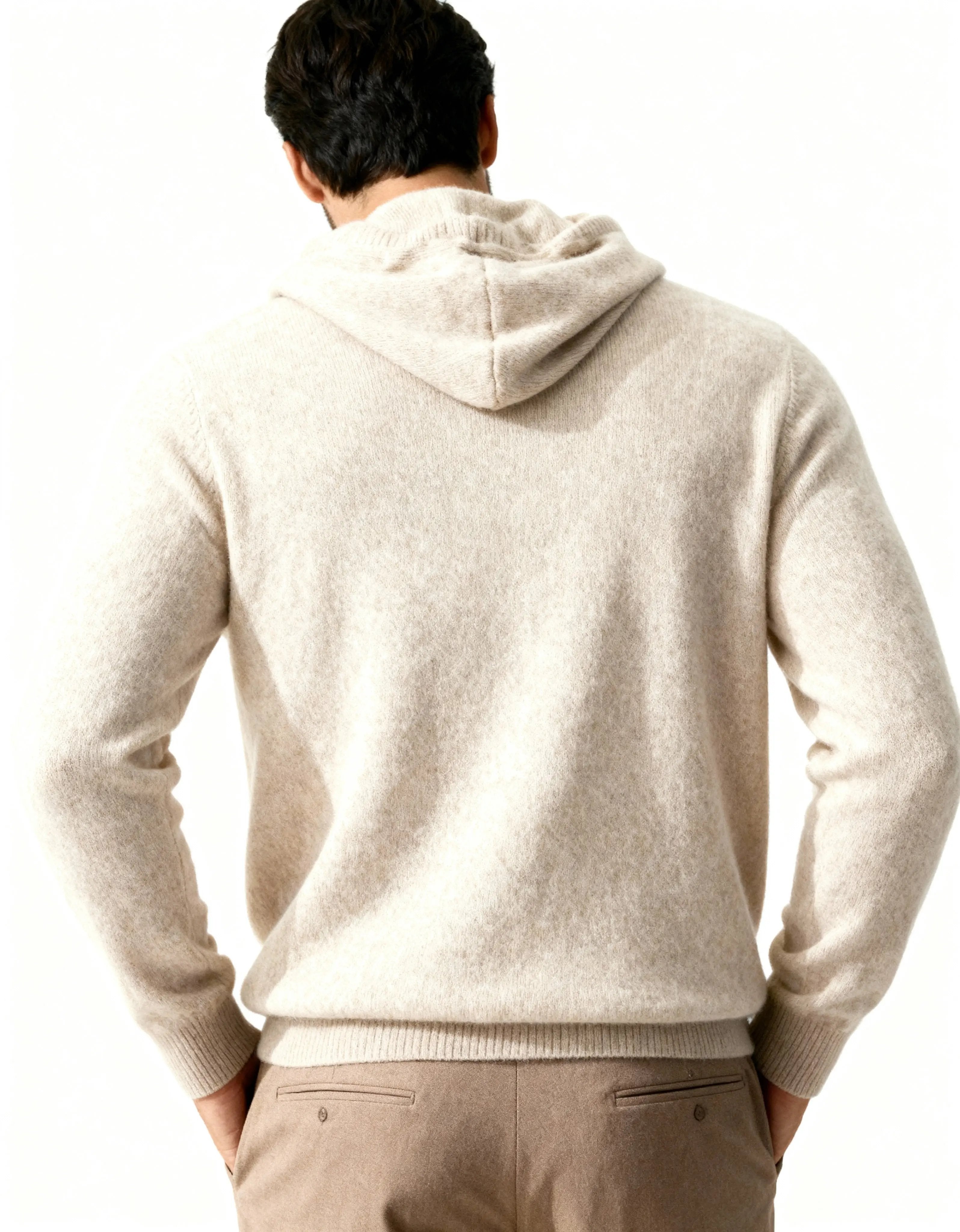 Sweat à capuche en cachemire 100% de la marque Old Money, couleur gris foncé, tissu doux et chaud, vue de face.