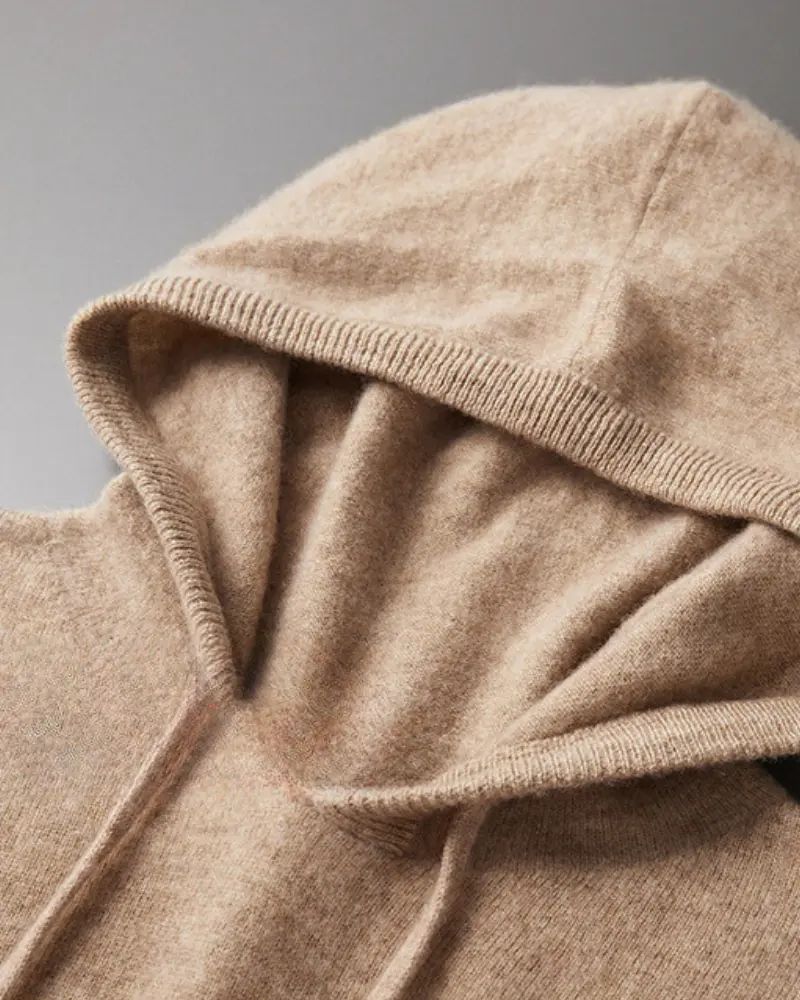 Hoodie en cachemire gris foncé pour femmes de la marque Old Money, coupe ajustée, tissu doux et chaud.