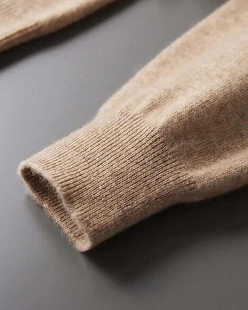 Sweat à capuche en cachemire 100 % Old Money, gris foncé, tissu doux et chaud, portée décontractée.