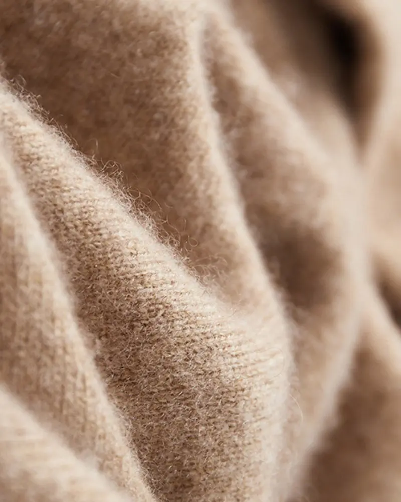 Sweat à capuche en cachemire 100 % de couleur gris foncé de la marque Old Money, vue de face.
