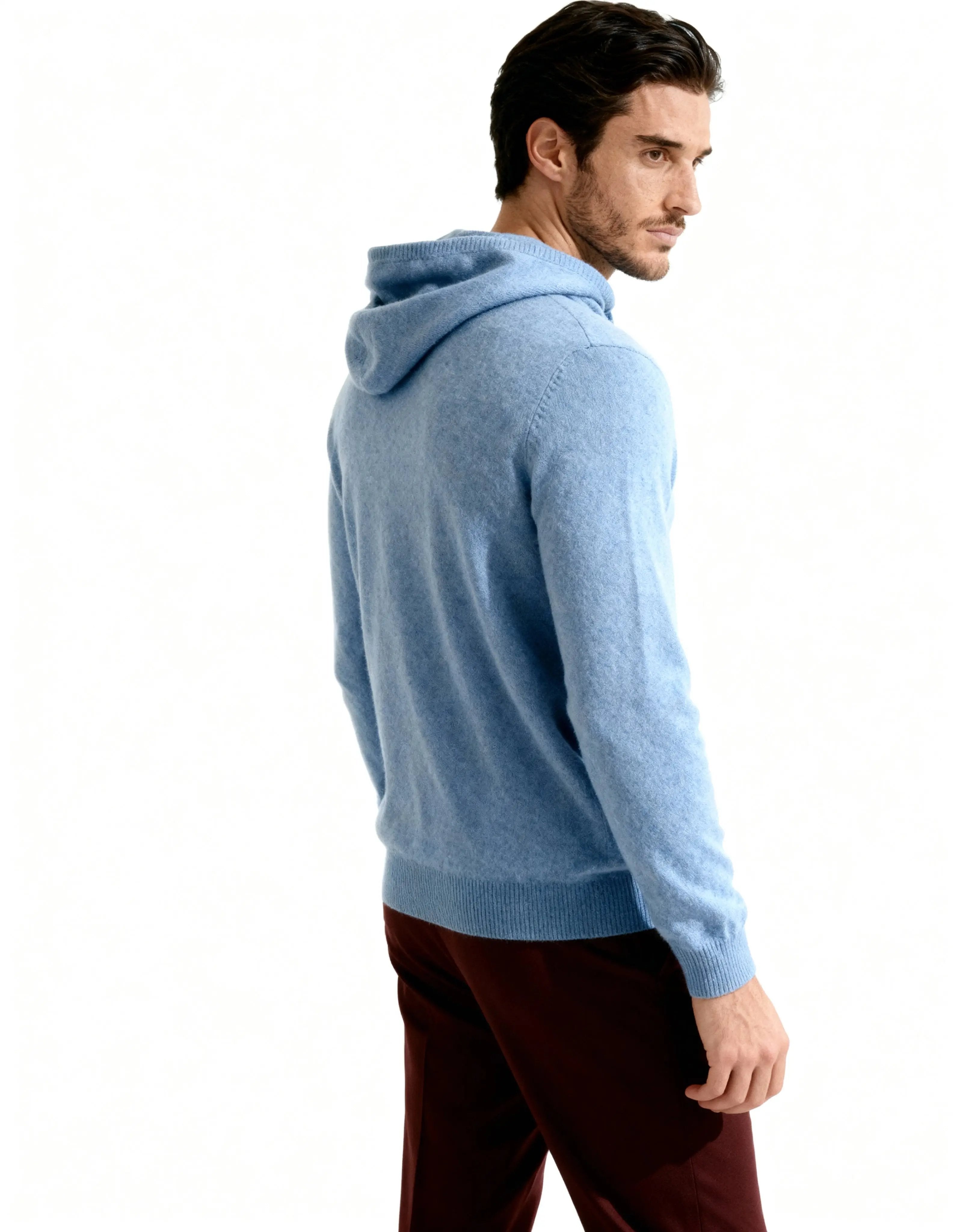 Sweat à capuche en cachemire 100% gris foncé de la marque Old Money, vue de face, tissu doux et élégant.