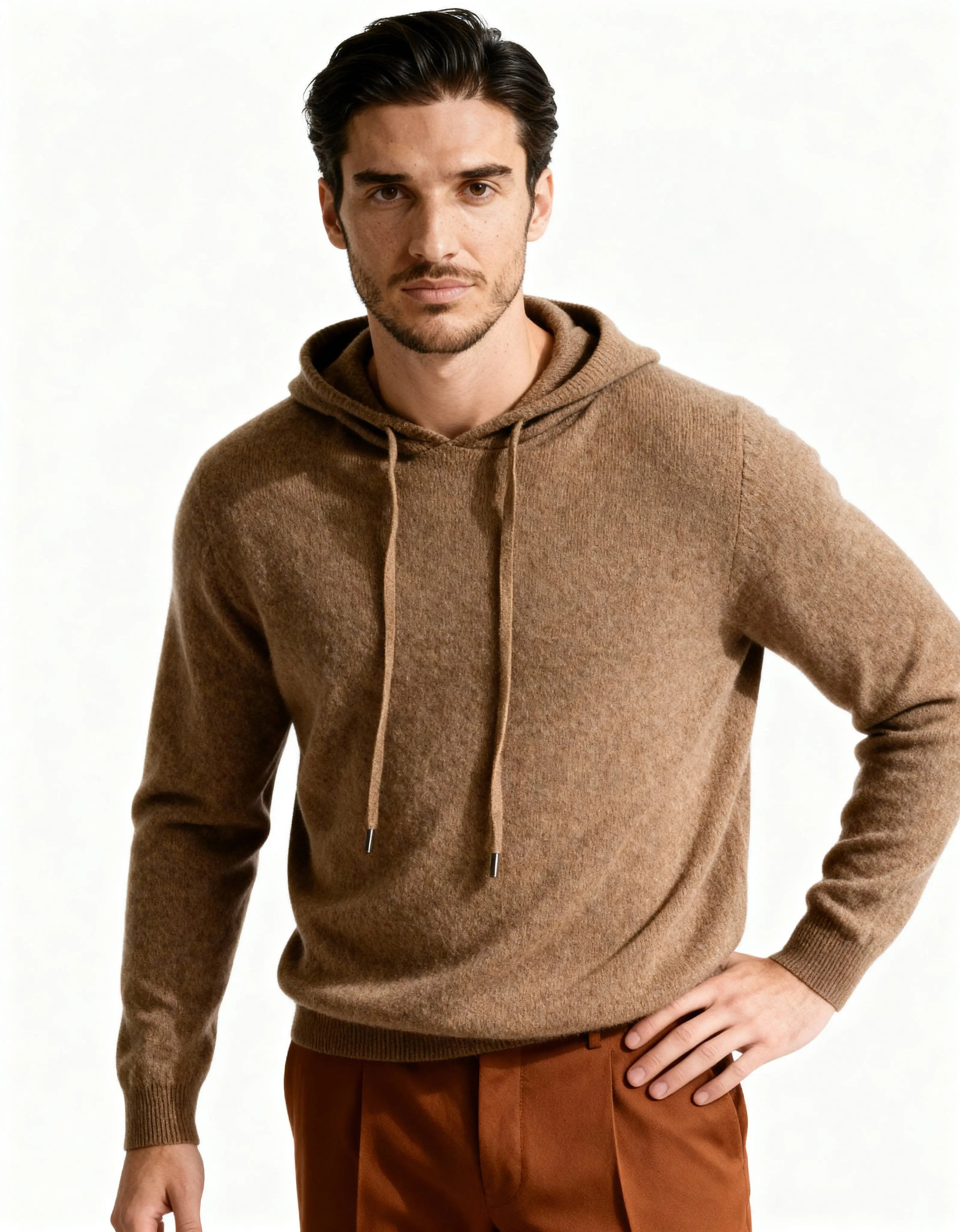 Sweat à capuche en cachemire 100 % gris foncé de la marque Old Money, doux et confortable, porté sur un mannequin.