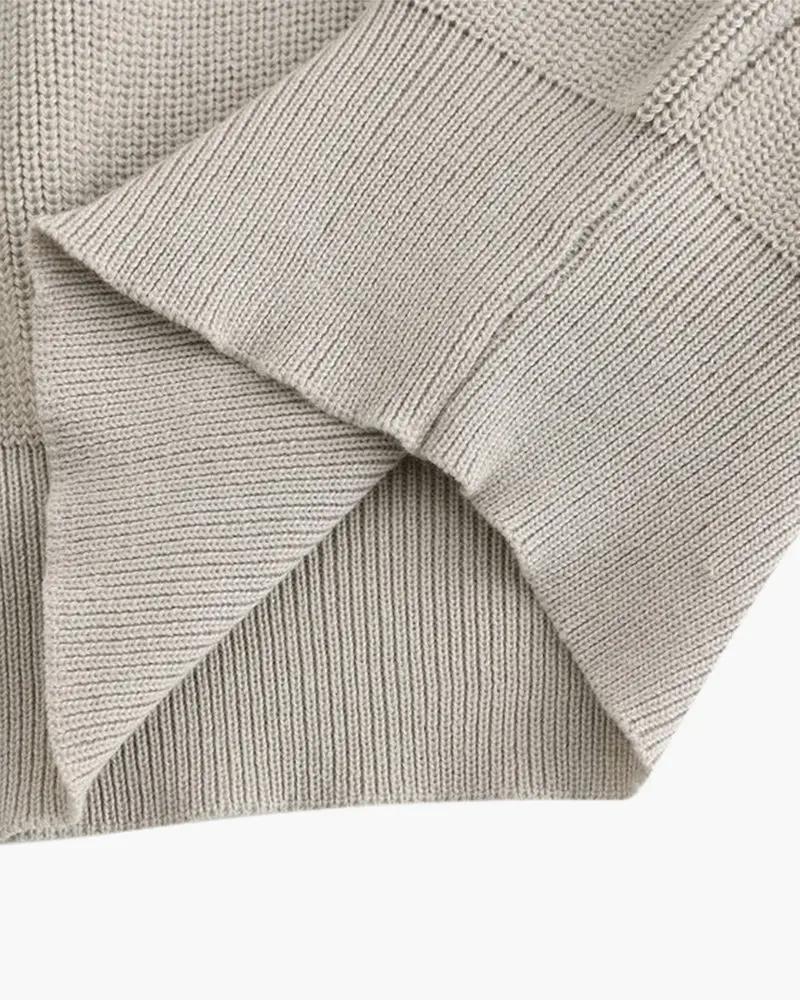 Pull en laine gris foncé Old Money Cesare à demi-zip, coupe classique, détails élégants, porté sur un mannequin.