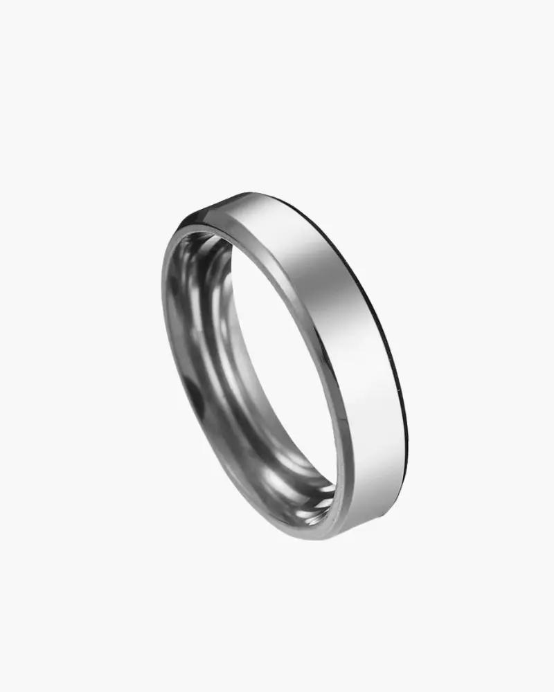 Bague Trinity en acier et or de la marque Old Money, design élégant et moderne, vue en gros plan.