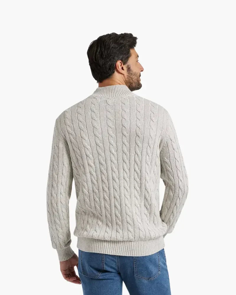 Pull gris pour homme Old Money Verbier, sweat-shirt à demi-zip, tissu doux et confortable, porté sur un mannequin.