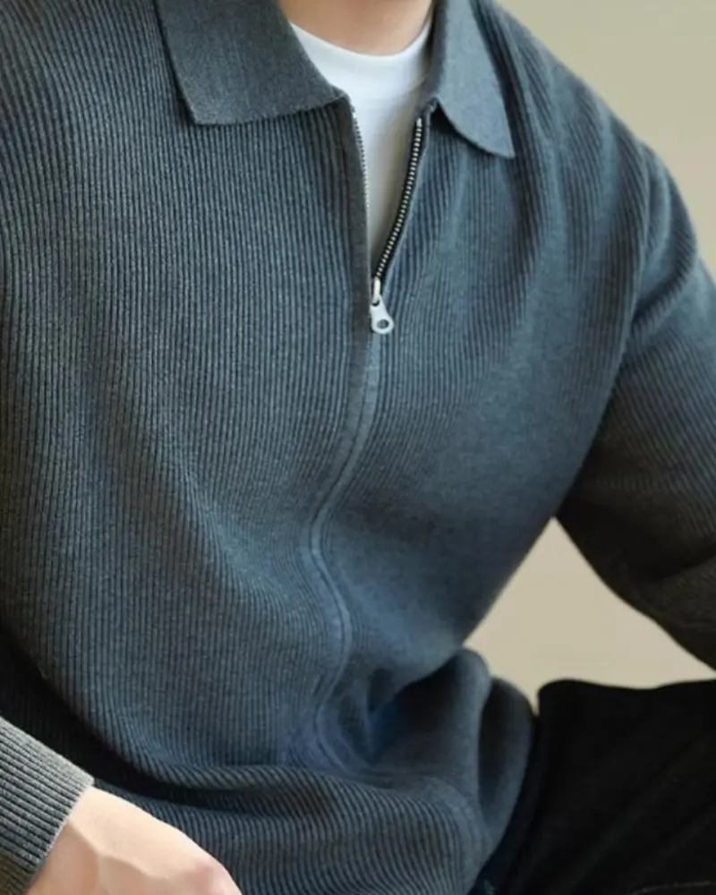 Gilet en laine 100% premium gris Old Money, taille XS, porté sur un modèle, détail du tissu et de la coupe.