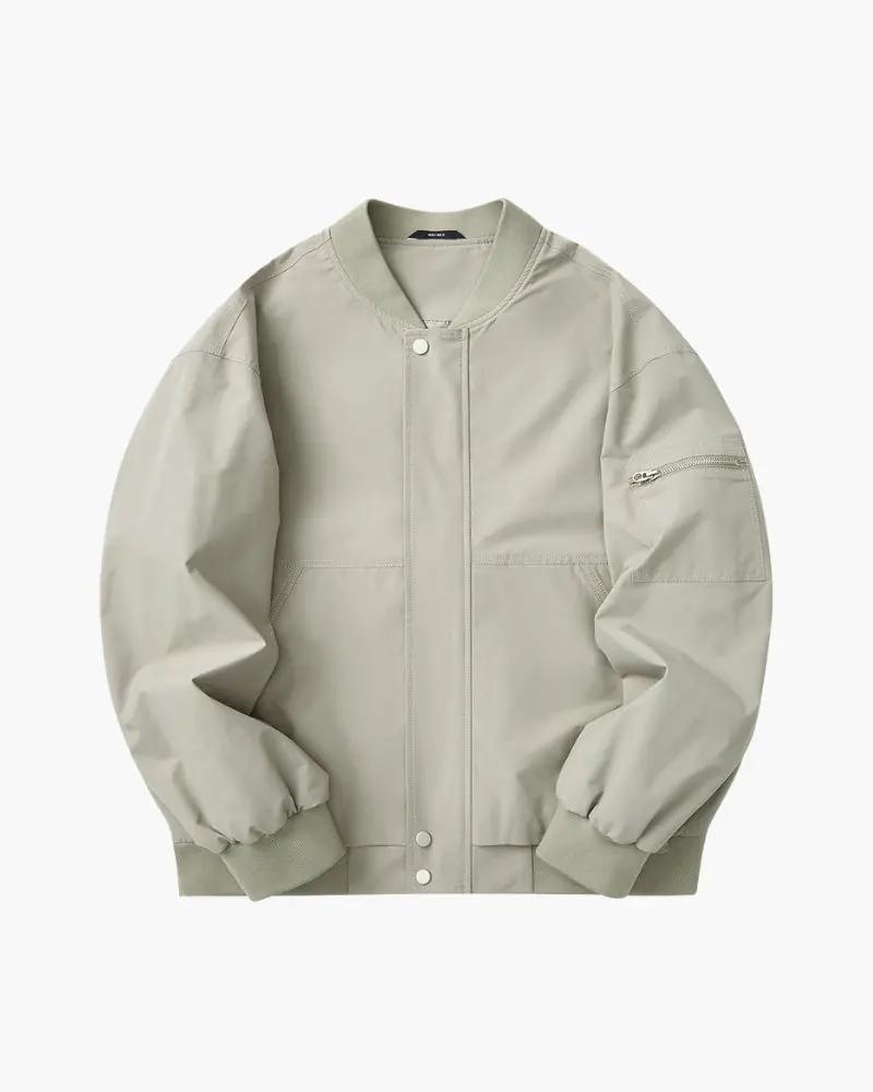 Veste bomber minimaliste grise de la marque Old Money, coupe épurée et design simple, vue de face sur fond blanc.