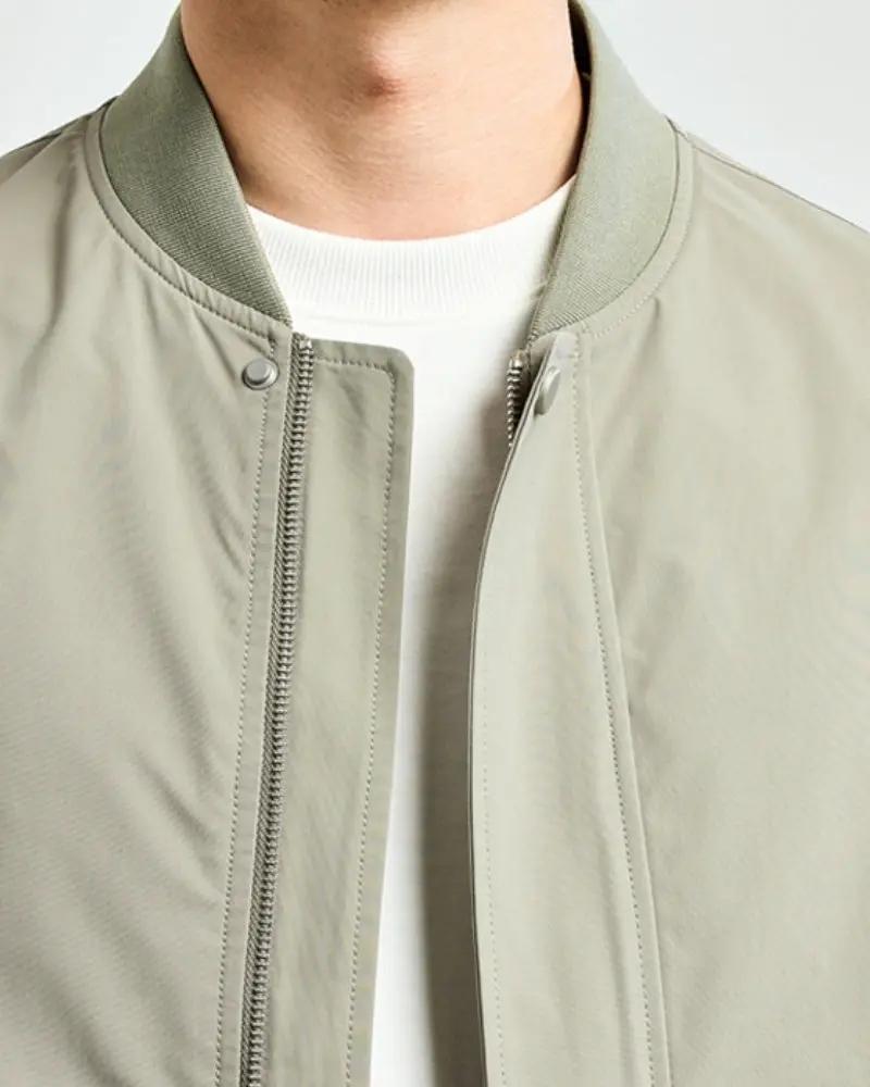 Veste bomber minimaliste grise de la marque Old Money, élégante avec un design épuré et moderne.