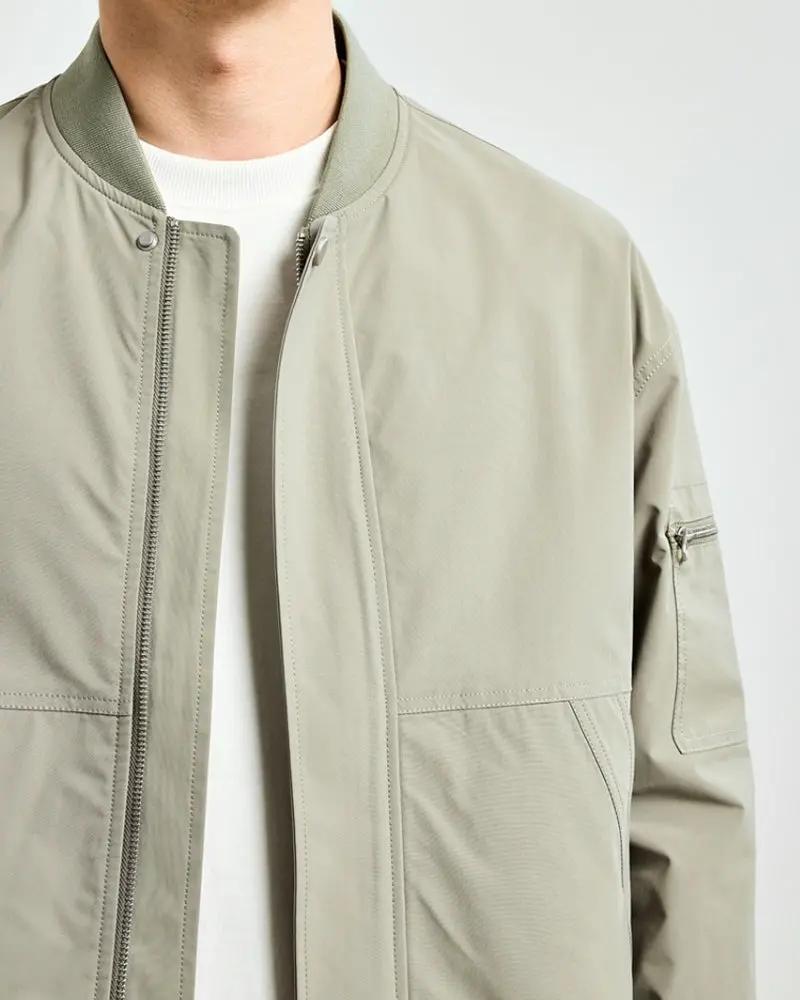 Veste bomber minimaliste grise de la marque Old Money, élégante et simple, portée sur un mannequin.