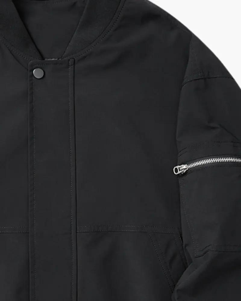 Veste bomber minimaliste grise de la marque Old Money, design épuré et moderne, vue de face sur fond neutre.