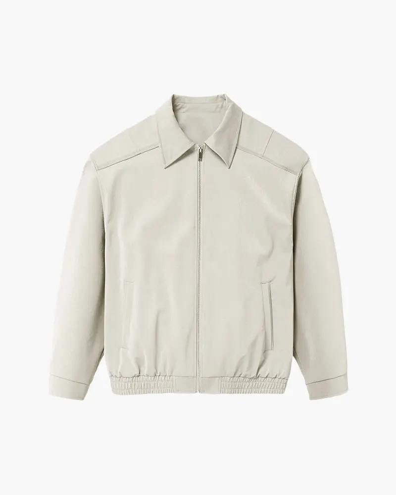 Veste zippée minimaliste Old Money de couleur ivoire, style épuré et moderne, image montrant le devant de la veste en détail