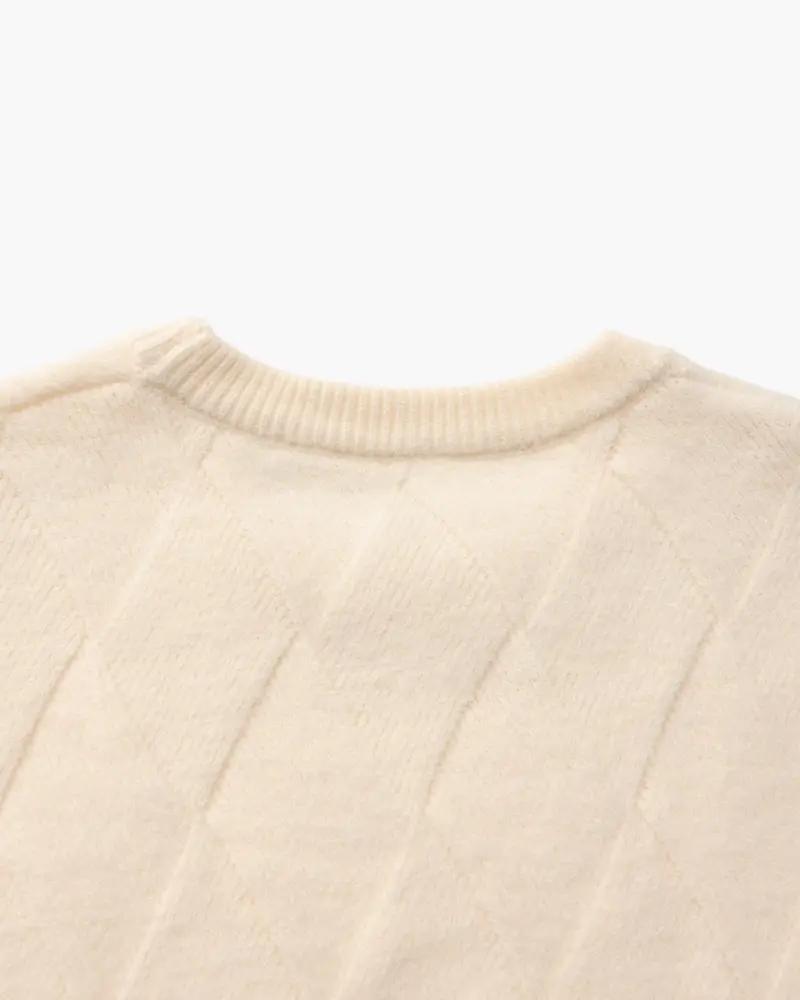 Pull-over en maille ivoire Old Money à col rond et motif diamant, manches longues, parfait pour un style élégant et confortable.