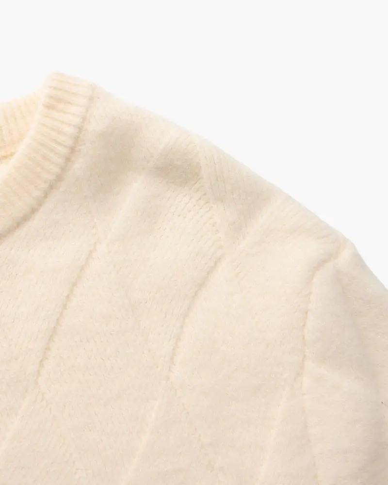 Pull en maille diamond de la marque Old Money, col rond, couleur ivoire, taille XS, vue de face.