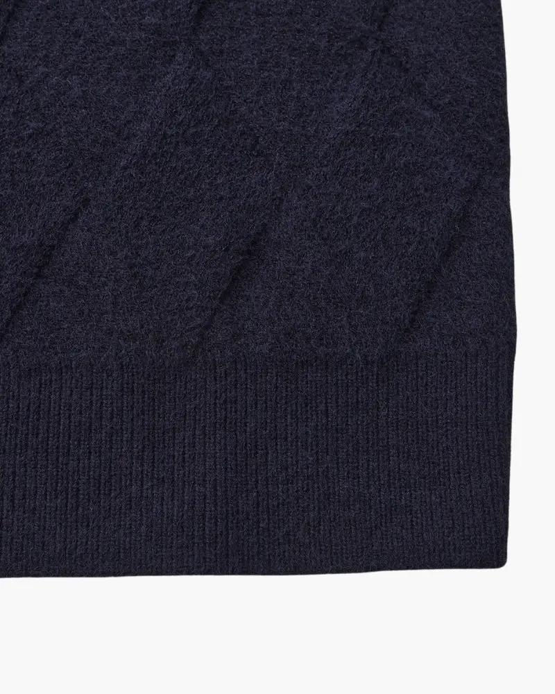 Pull-over en maille diamantée Old Money, ivoire, col rond, doux et chaud, porté en gros plan.