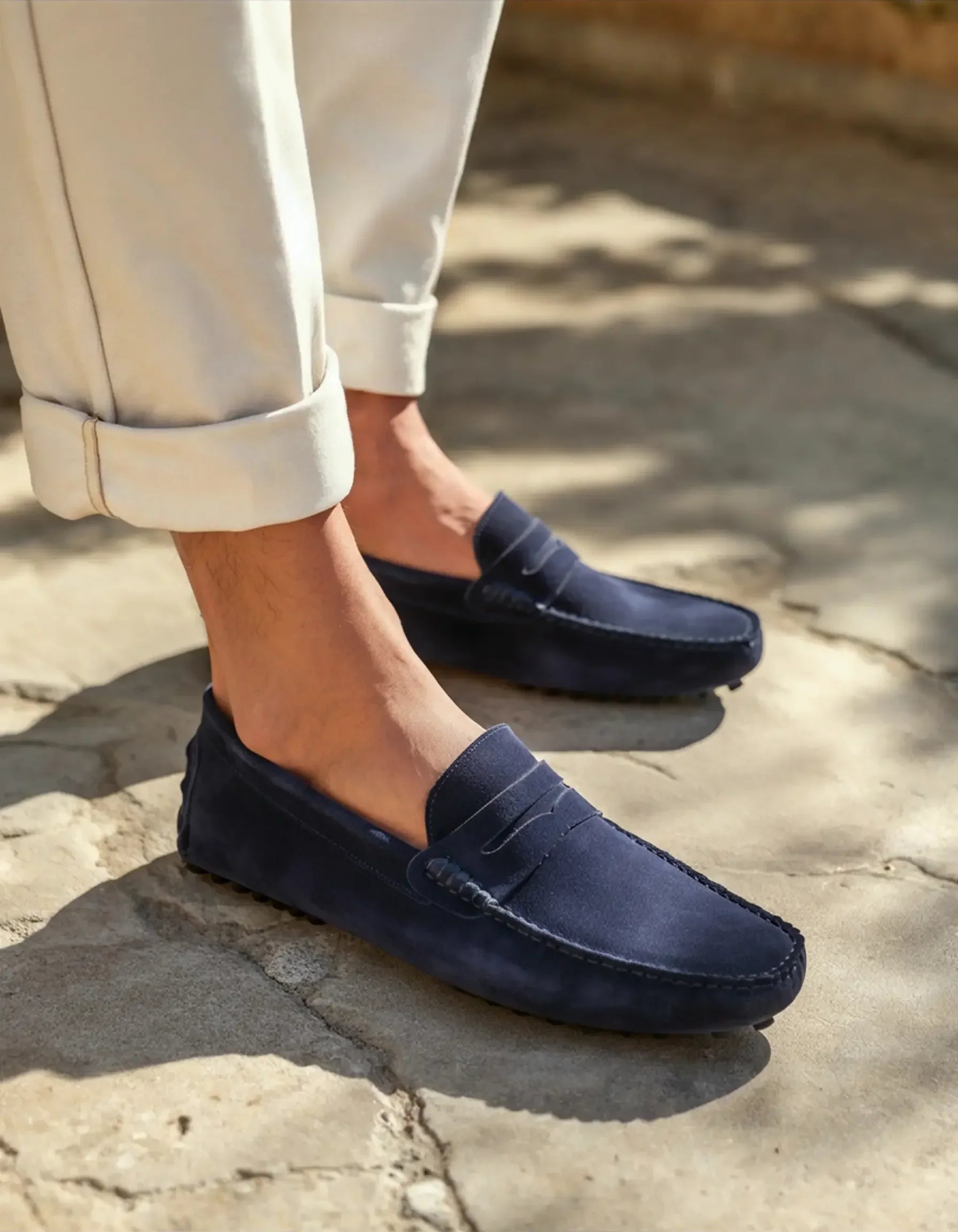 Mocassins en daim Old Money Driver Loafers bleu marine, pointure EU 38, vue de face avec semelle en cuir et design élégant
