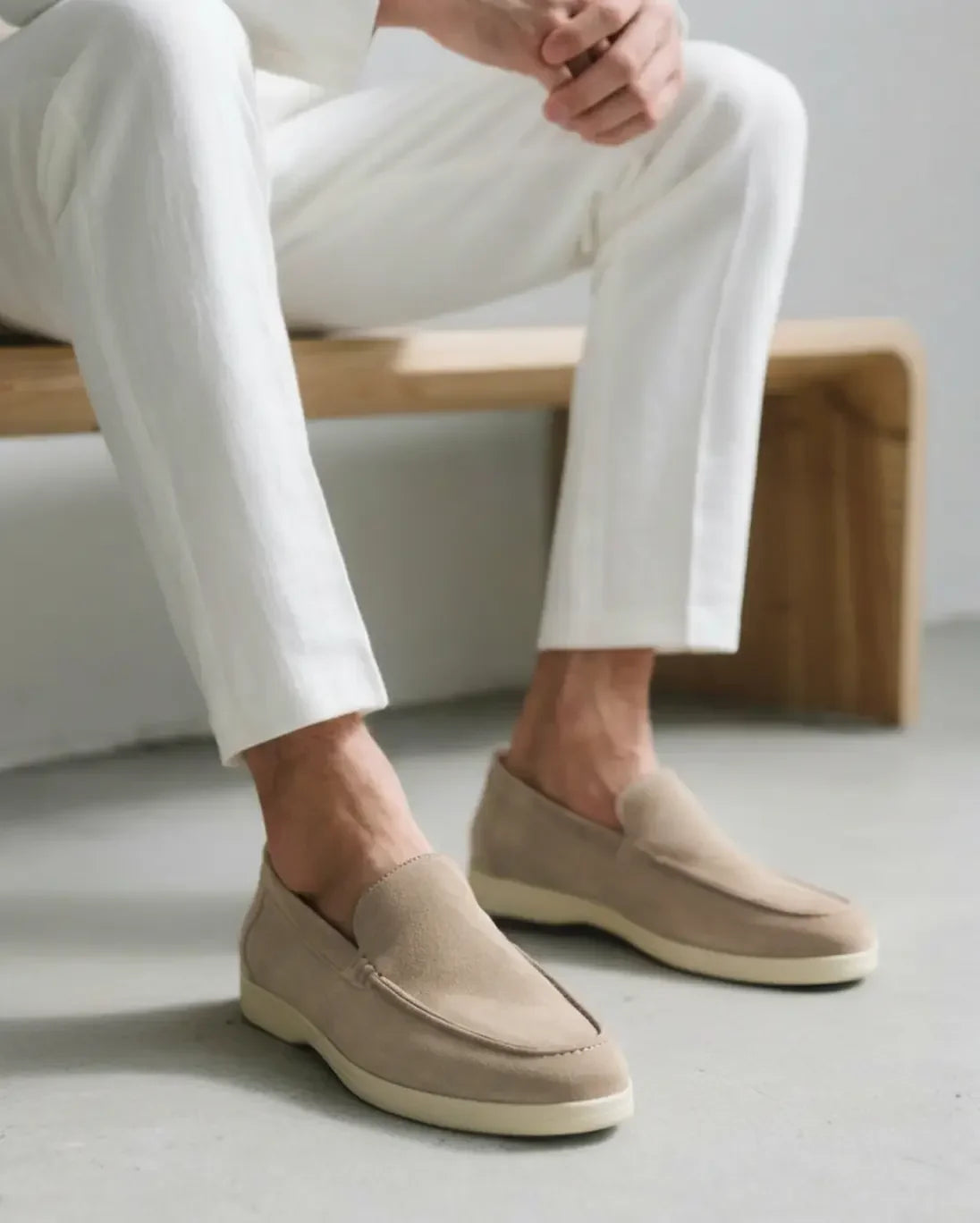 Mocassins en daim Old Money de couleur marron clair, taille 39, avec finition élégante et semelle en cuir.