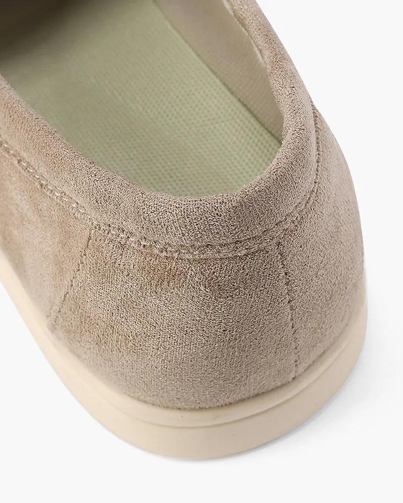 Mocassins en daim Old Money de couleur moka, taille 39 EU, vues en gros plan sur le dessus et la semelle intérieure.