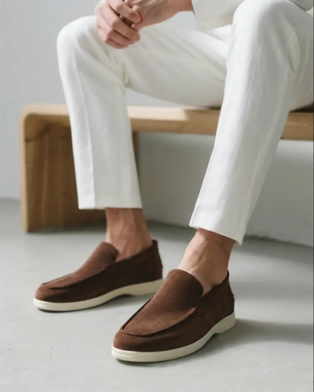 Mocassins en daim Old Money de couleur marron clair, taille 39, avec design élégant et semelle en caoutchouc.
