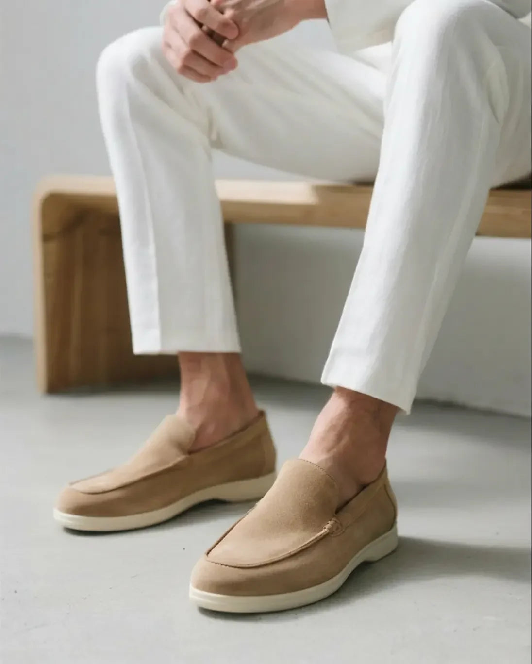 Mocassins en daim Old Money de couleur marron clair, taille 39 EU, vue de côté, avec semelle en caoutchouc et design élégant.