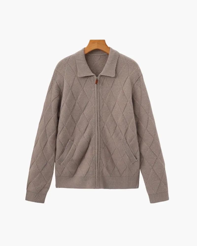 Cardigan en maille Heritage Diamond de la marque Old Money, coupe courte en couleur marron avec fermeture éclair.