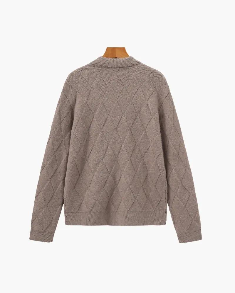 Cardigan en maille Diamond Heritage de Old Money, zip, couleur moka, porté en taille XS, détails élégants et confortables.