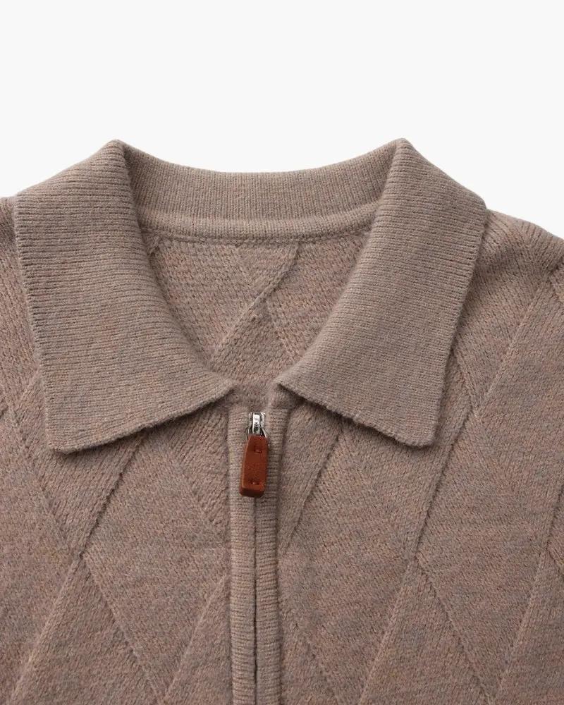 Cardigan en maille Diamond Heritage Old Money de couleur moka avec fermeture éclair, porté en taille XS.