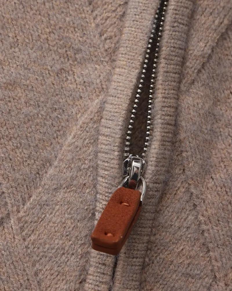 Cardigan en tricot Heritage Diamond de la marque Old Money, couleur mocha, avec fermeture éclair et col montant.