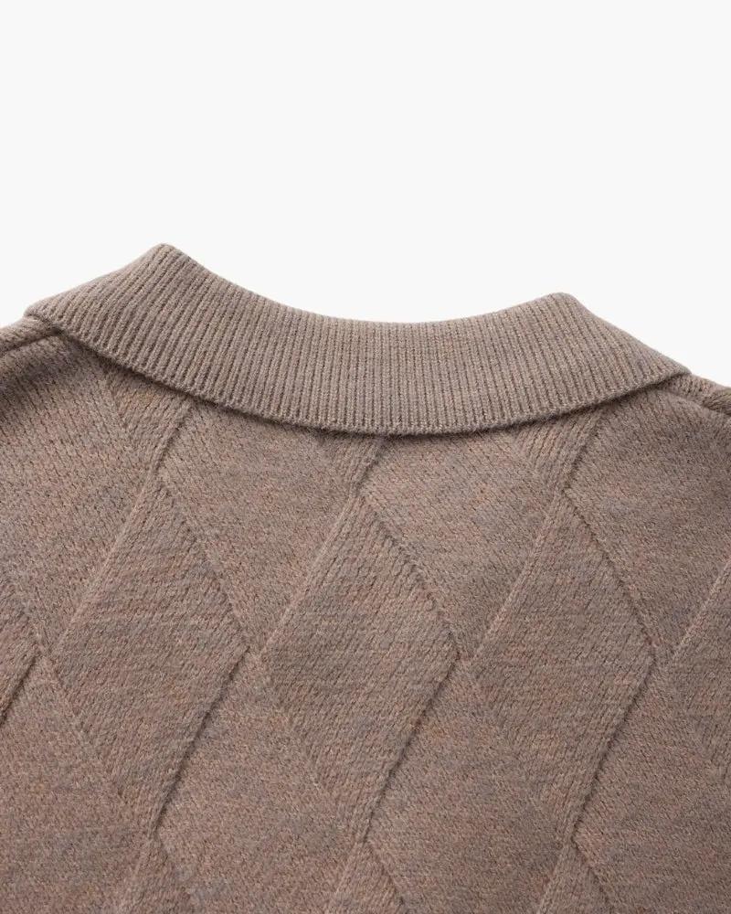 Cardigan en maille Heritage Diamond de Old Money, coupe ajustée, couleur mocha, avec fermeture éclair et motifs en diamant.