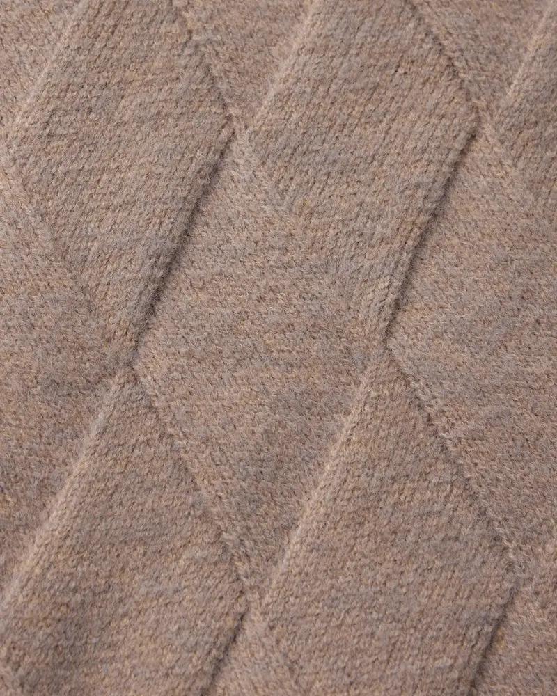 Cardigan en maille Heritage Diamond de la marque Old Money, zip, couleur mocha, porté en taille XS.
