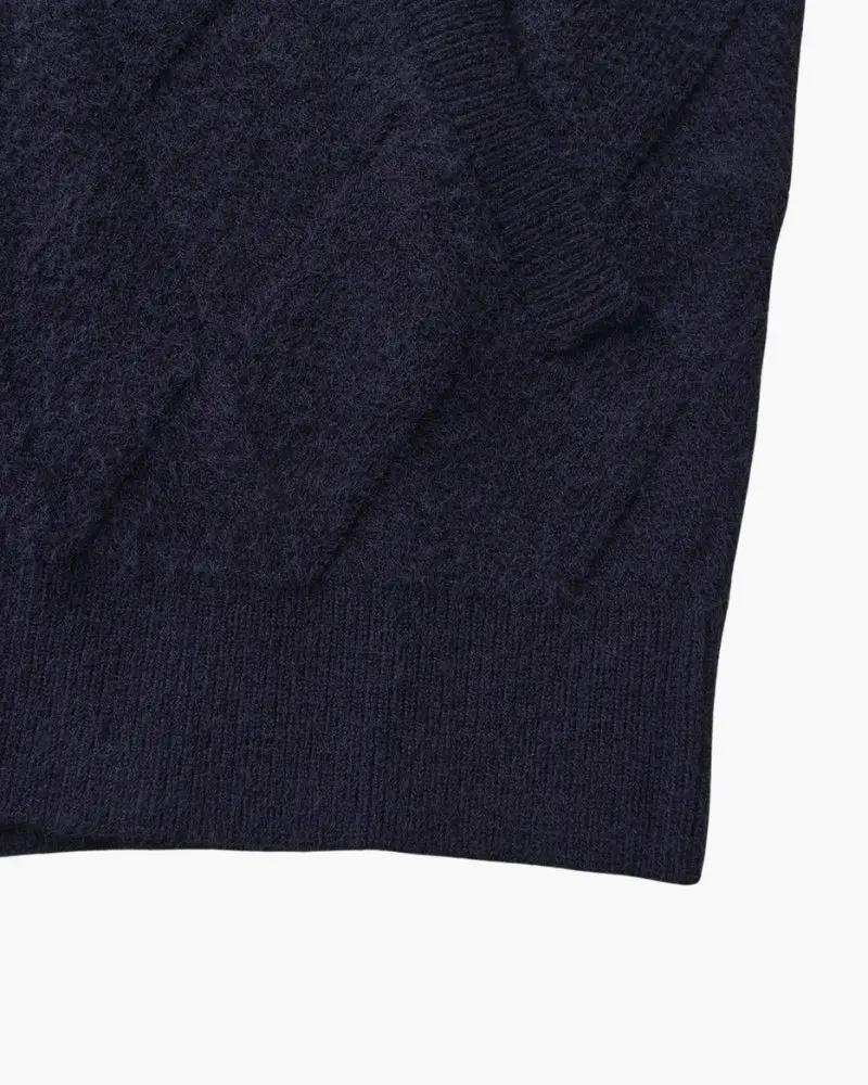 Cardigan en maille Diamond Heritage Old Money de couleur moka avec fermeture éclair, porté en XS, en gros plan.
