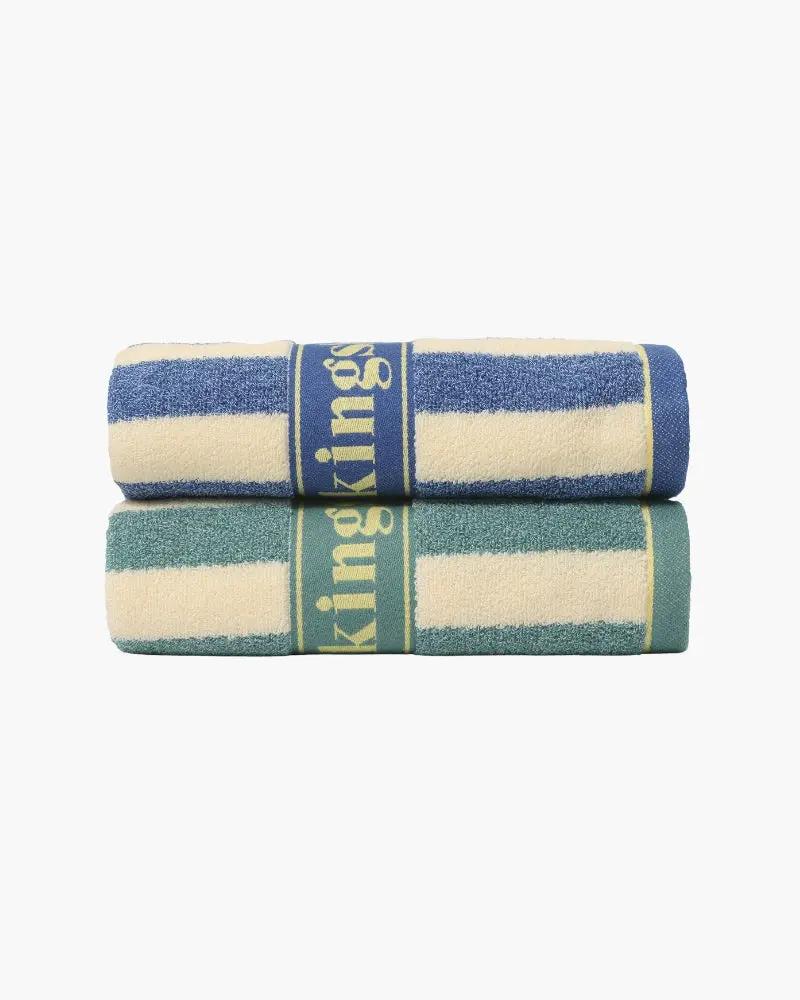 Serviette de main à rayures côtières Old Money, en coton bleu marine et blanc, avec motif côtier élégant.