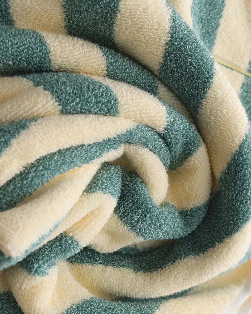 Serviette de main à rayures côtières Old Money en tissu doux, bleu marine et blanc, idéale pour la salle de bain ou la cuisine.