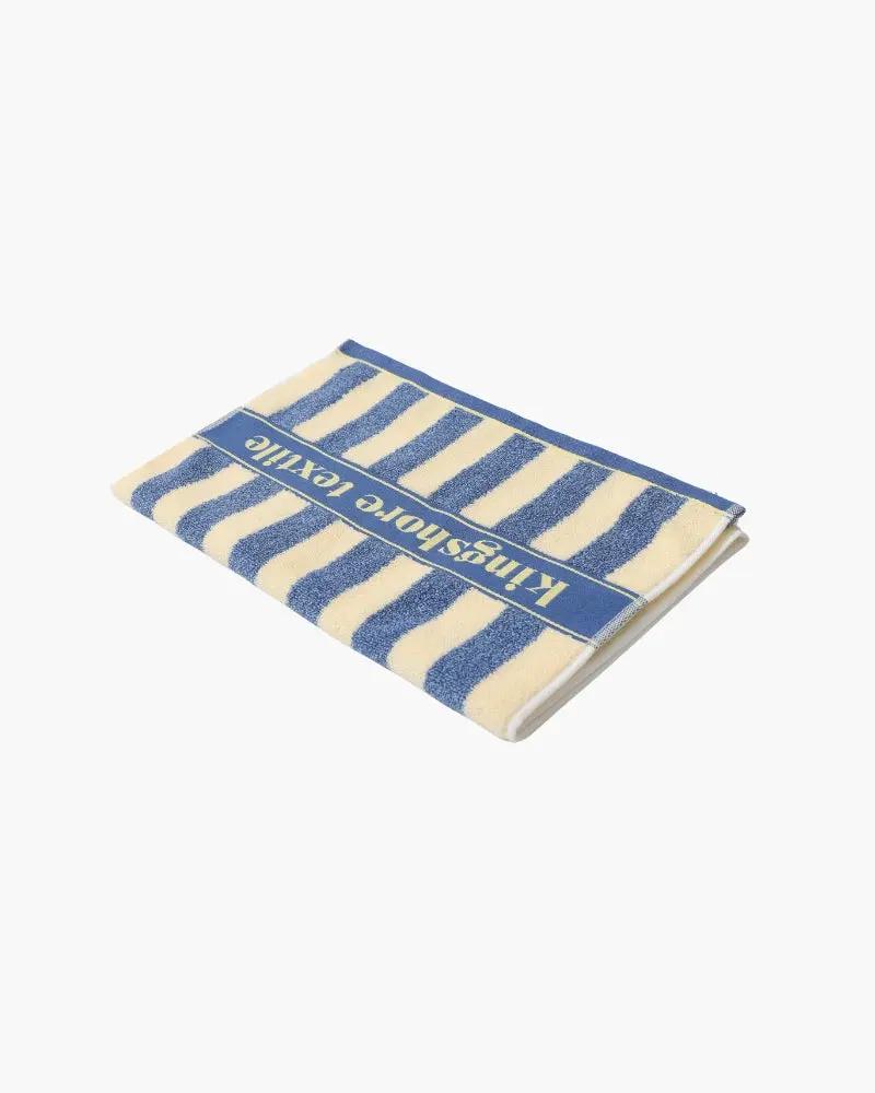 Serviette de main à rayures côtières Old Money, motif marin bleu marine, tissu doux et absorbant pour la salle de bain.