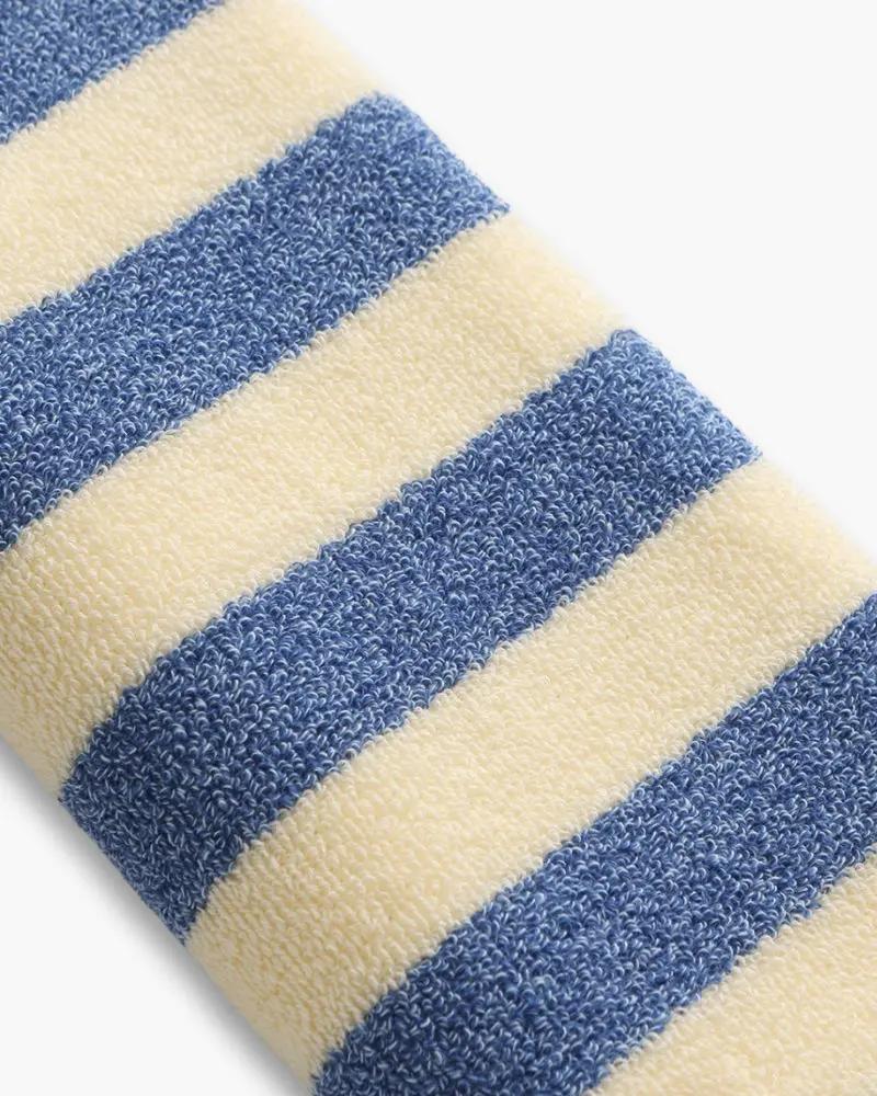 Serviette de main à rayures côtières Old Money en tissu bleu marine et blanc, idéale pour la salle de bain ou la cuisine.