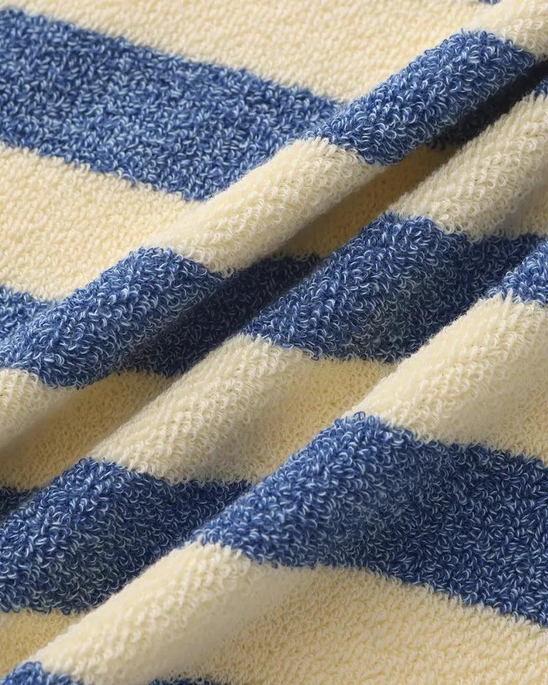 Serviette de main à rayures côtières Old Money en tissu rayé bleu marine et blanc, idéale pour la salle de bain ou la cuisine.