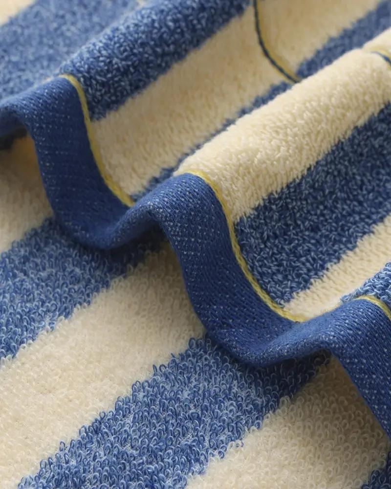 Serviette de main à rayures côtières Old Money, tissu en coton bleu marine et blanc, motif à rayures marines élégantes.