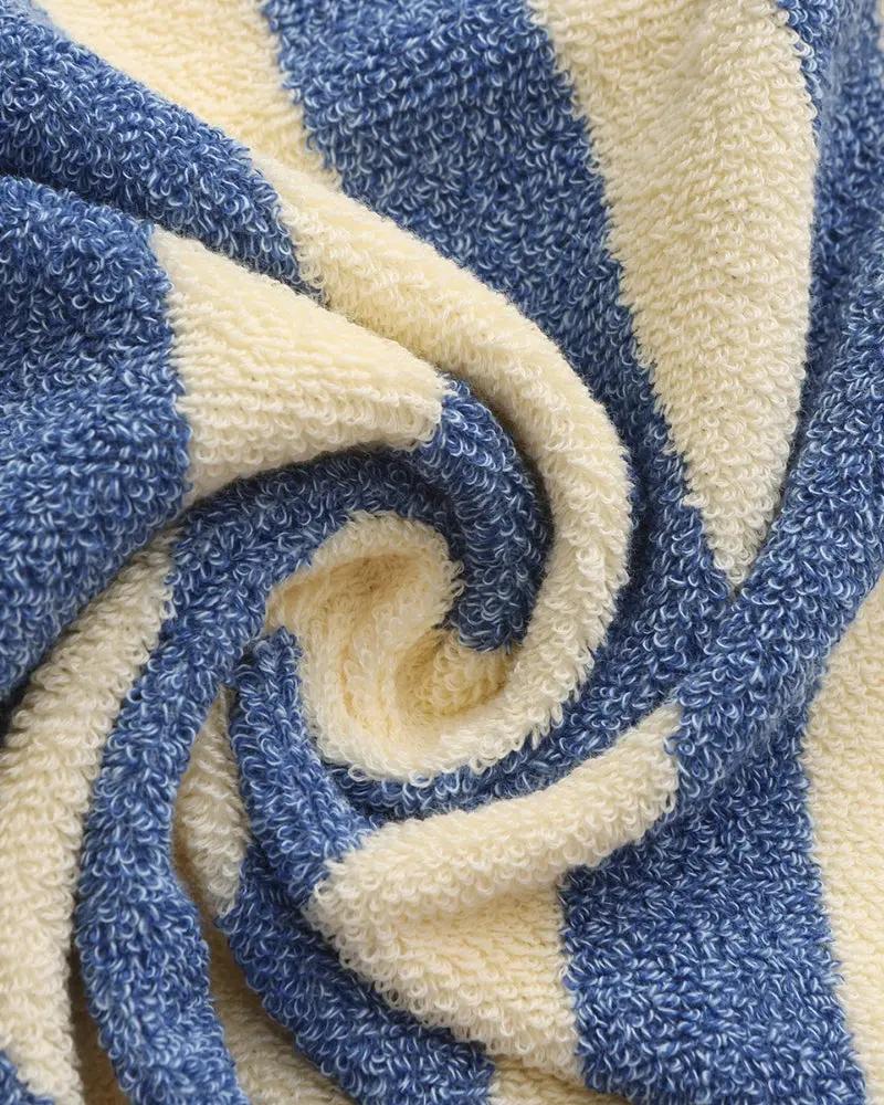 Essuie-main à rayures côtières Old Money, tissu en coton bleu marine et blanc, avec motifs nautiques élégants.