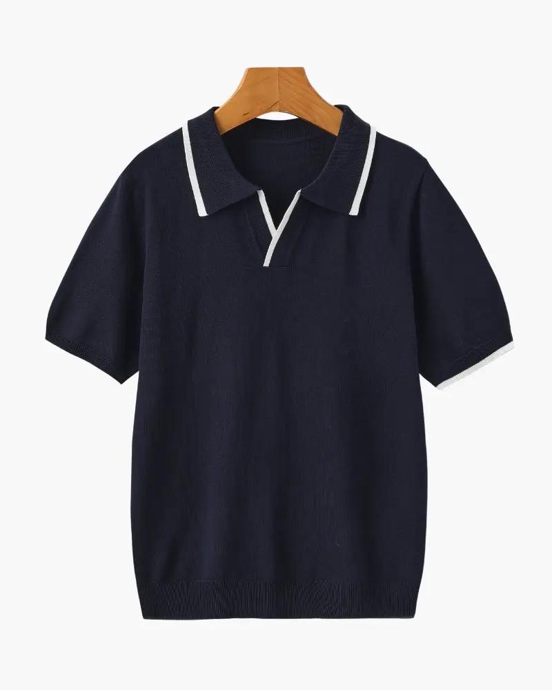 Polo Monaco Edge Old Money de couleur marine, en tissu léger, affiché sur mannequin, détail du col et logo visible.