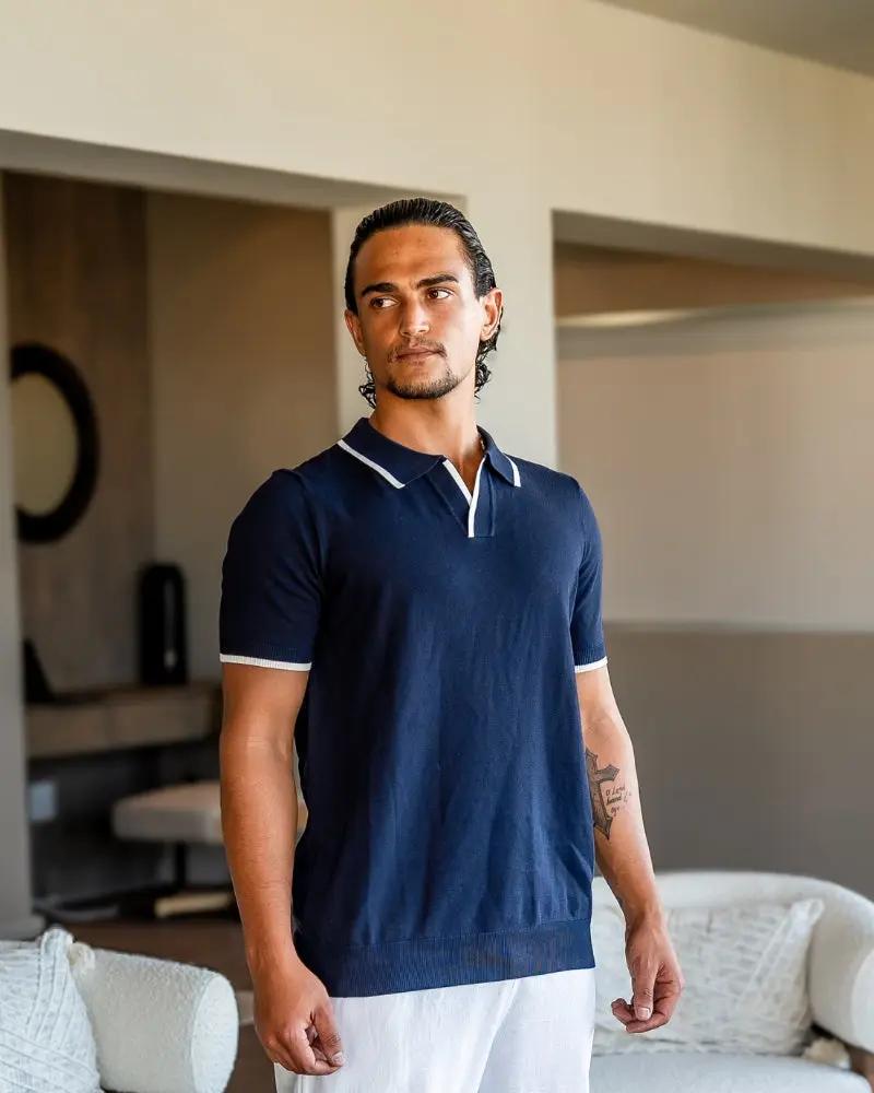 Polo Monaco Edge Old Money de couleur navy, taille XS, en coton avec col et boutons, porté sur un mannequin.