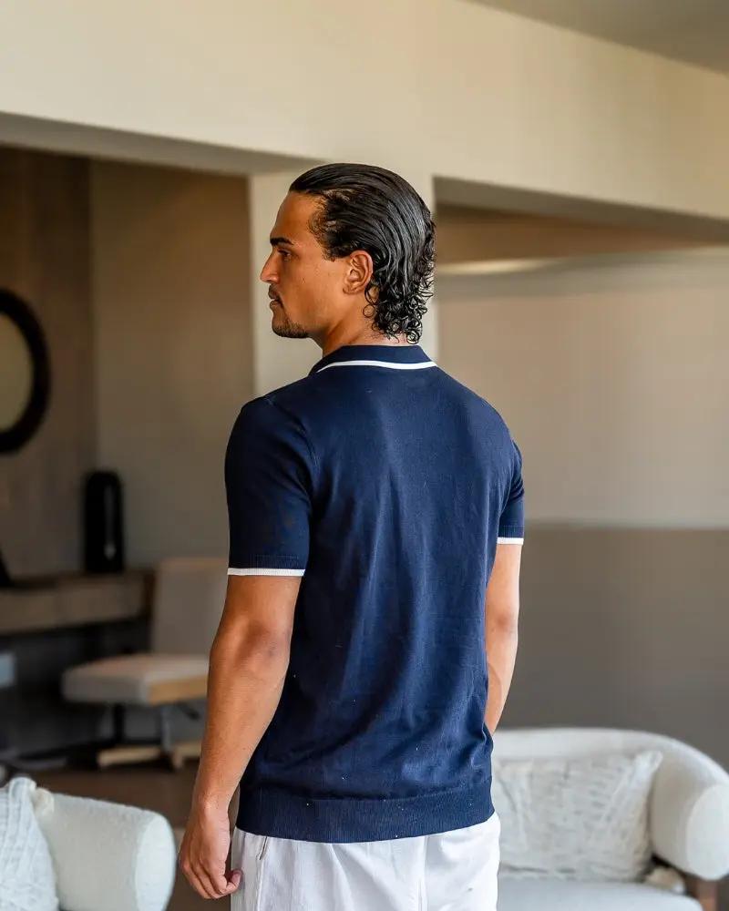 Polo Monaco Edge Old Money bleu marine, col et manches en contraste, porté par un mannequin, vue de face.