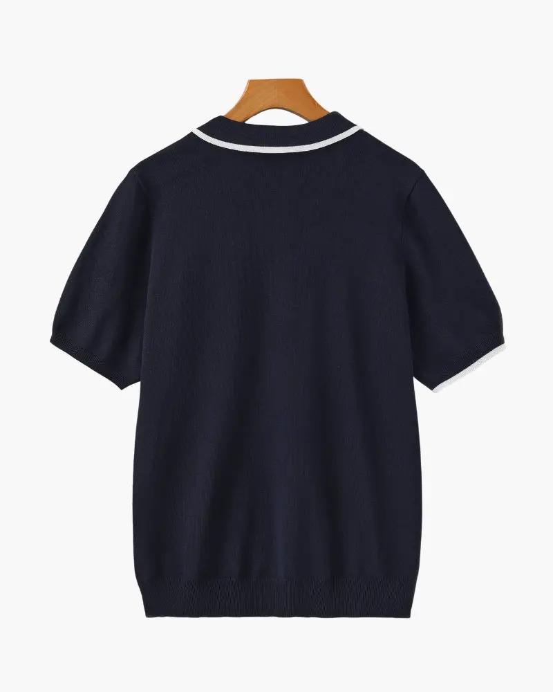 Polo Monaco Edge Old Money en tissu bleu marine, col classique, manches courtes, vue rapprochée du produit.