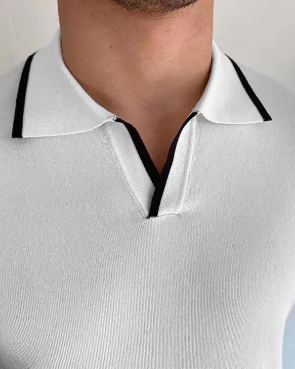 Polo Monaco Edge Old Money bleu marine, col en V et logo brodé, taille XS, tissu confortable et élégant.