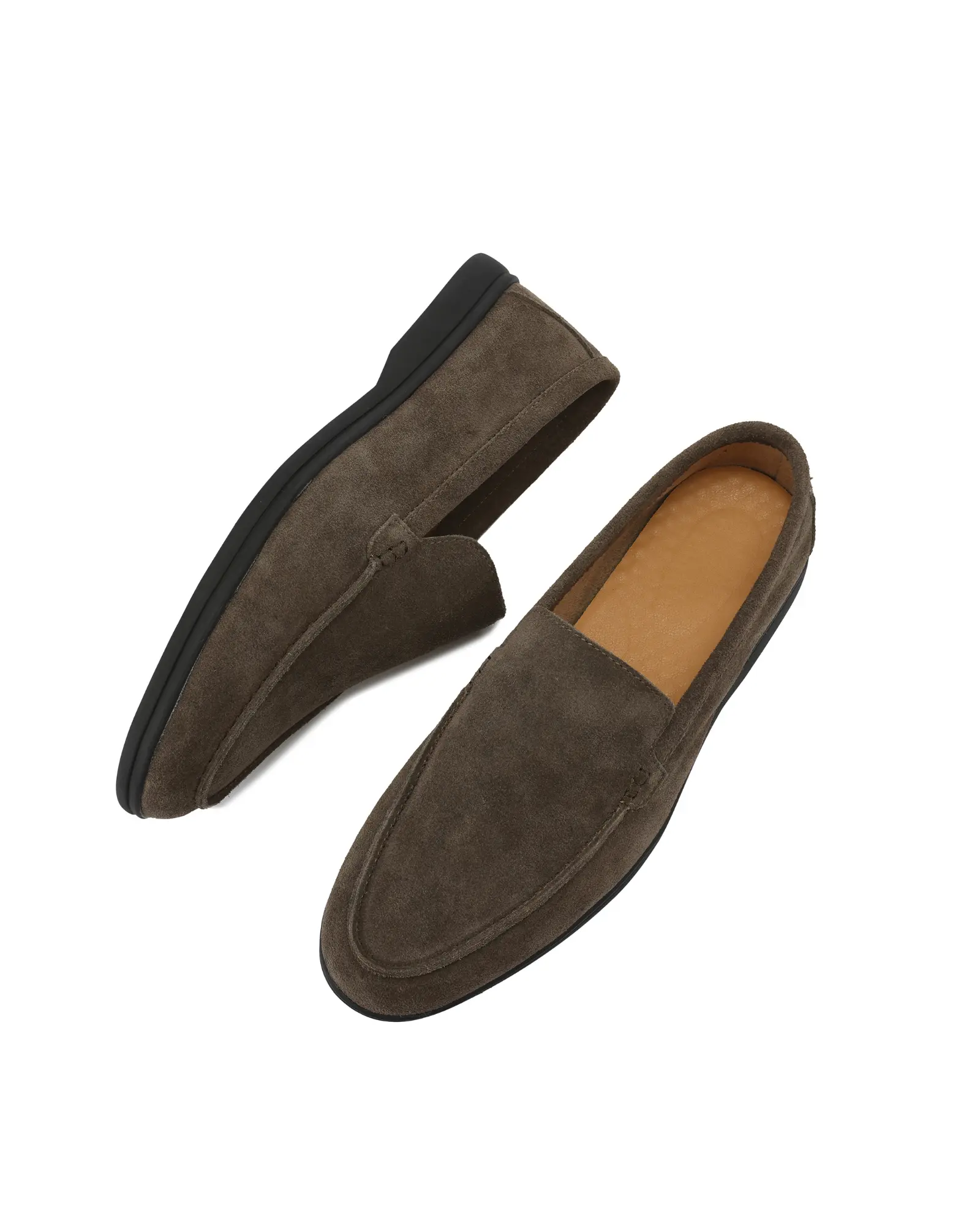 Chaussures mocassins en daim premium de la marque Old Money, noires avec semelles en caoutchouc noir, vue de côté.