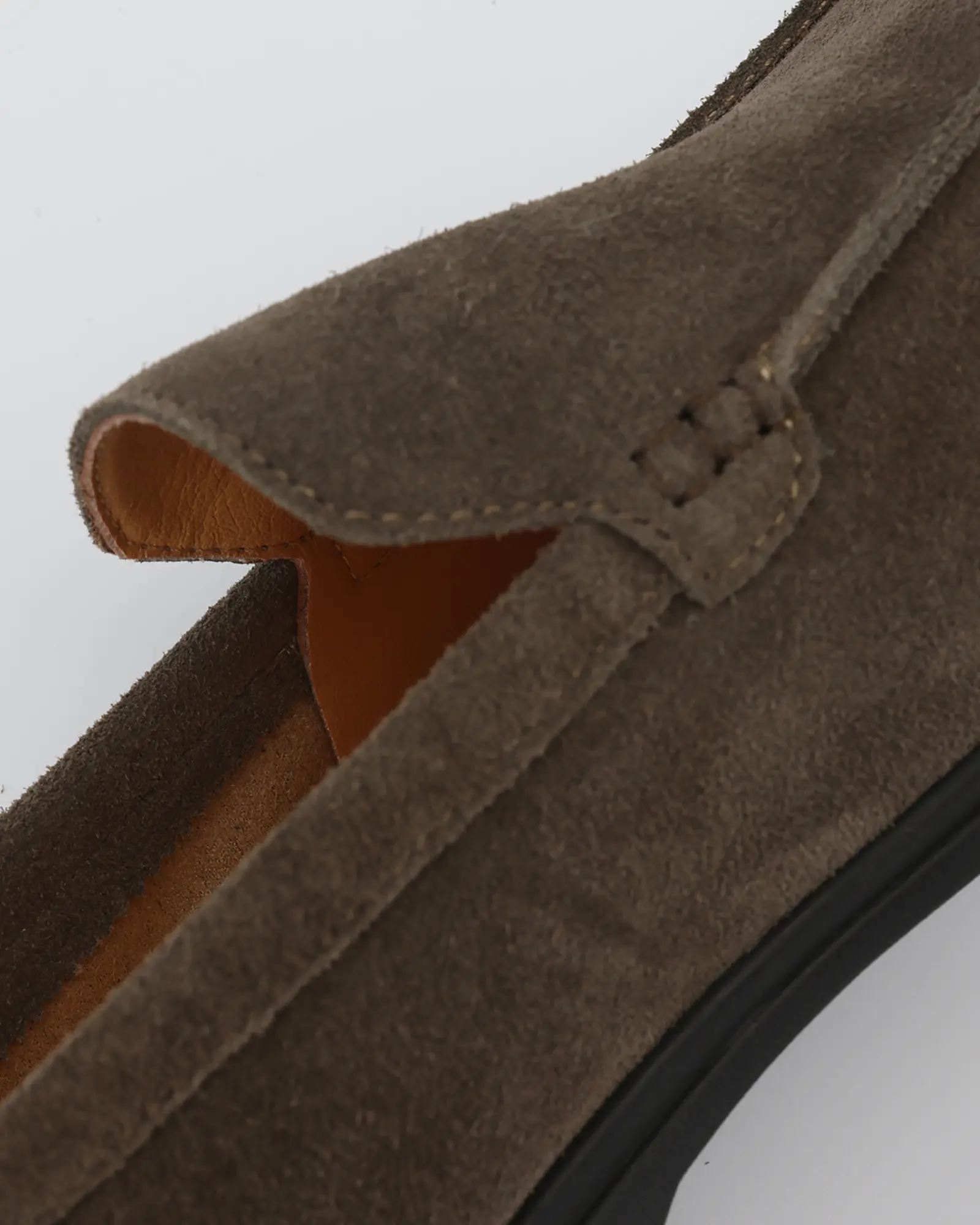 Mocassins en daim premium Old Money avec semelles noires, élégants et confortables, taille EU 39 / US 6, pour homme.