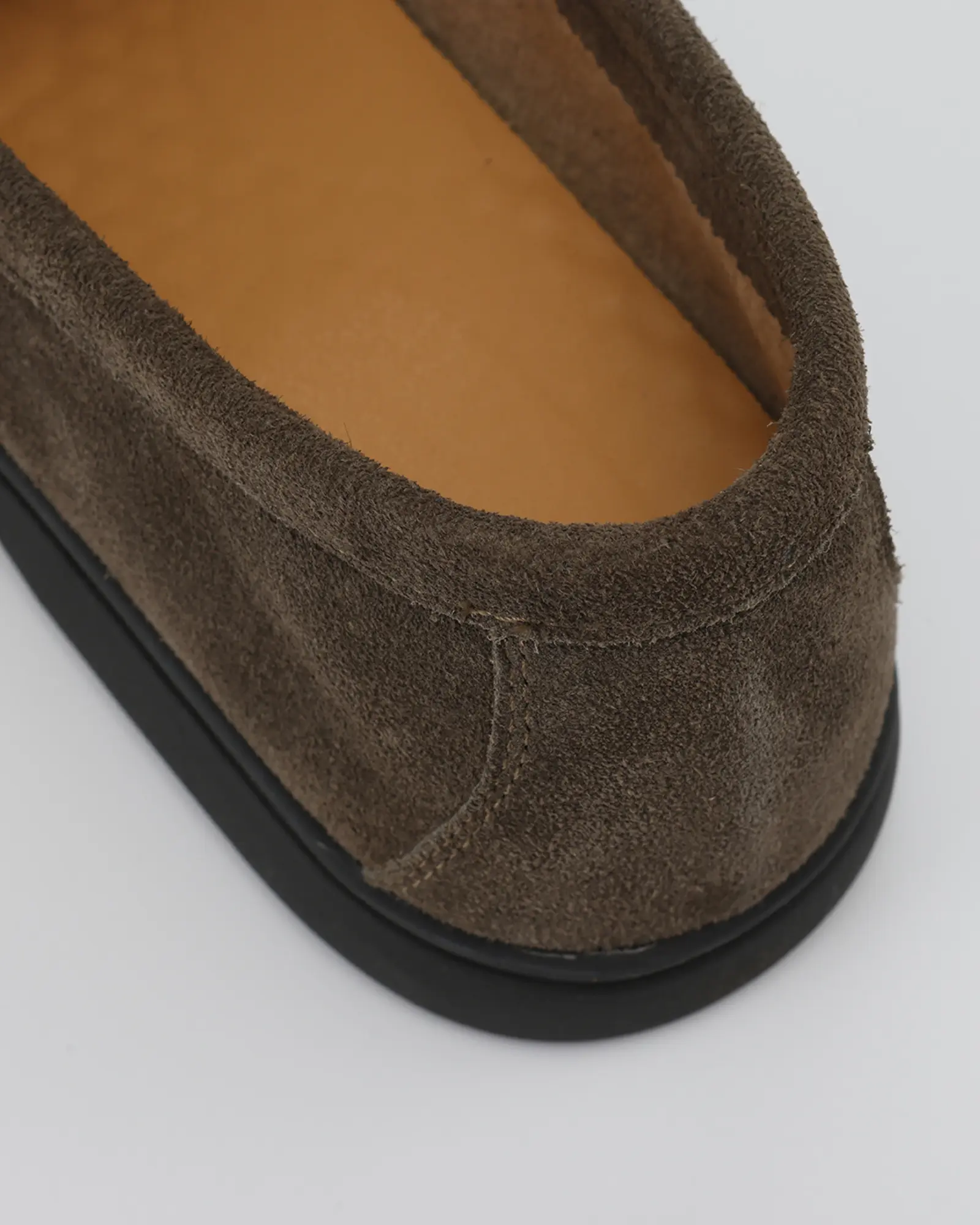 Chaussures loafers en daim de luxe Old Money, noires, avec semelles noires, style élégant et sophistiqué.