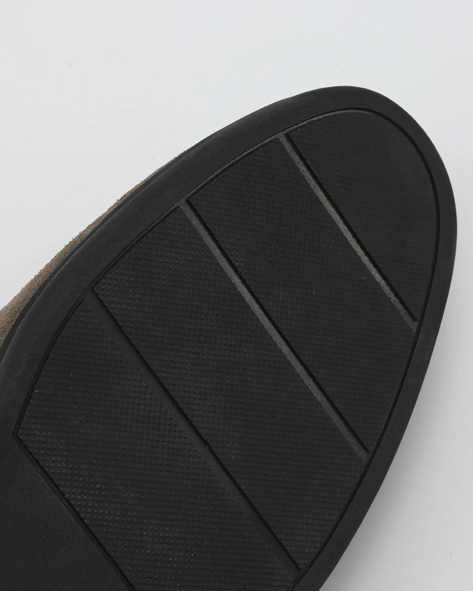 Mocassins en daim premium Old Money avec semelles noires, design élégant et confort pour un look sophistiqué.