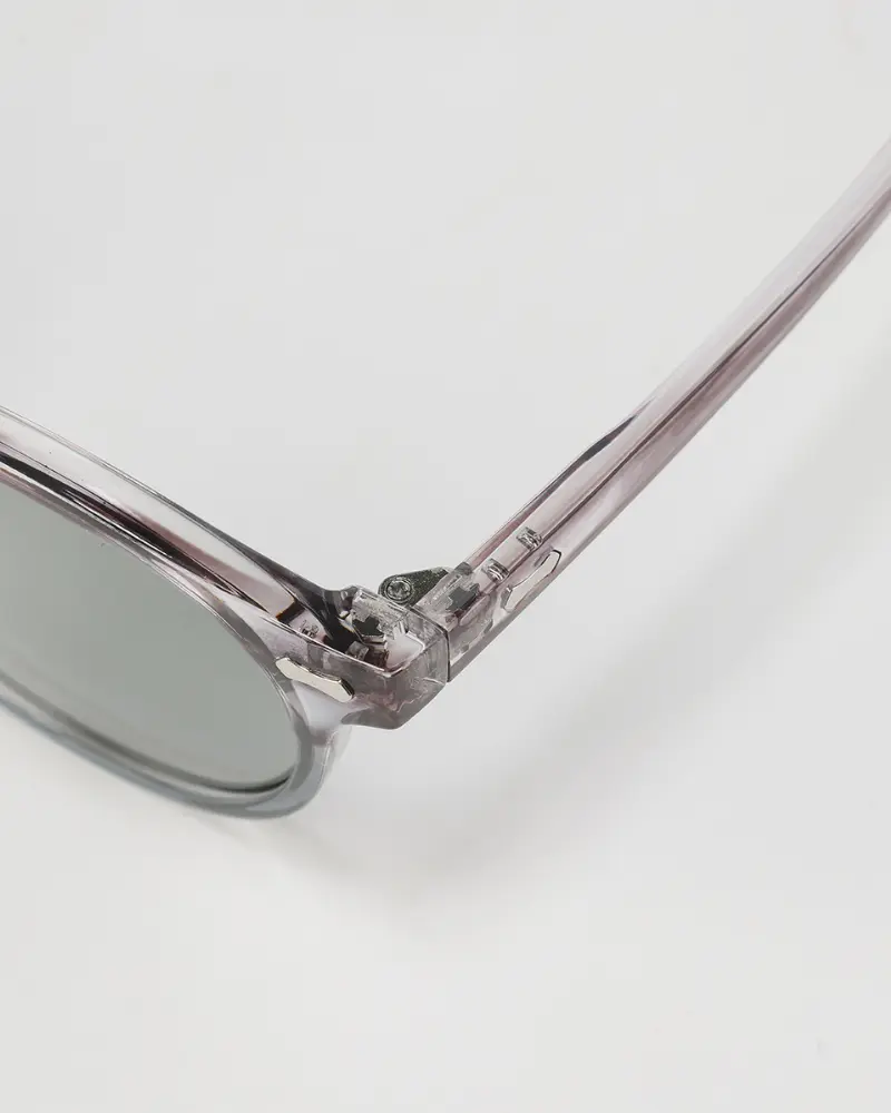 Lunettes de soleil Old Money polarisees avec monture transparente, style élégant et protection contre l’éblouissement.
