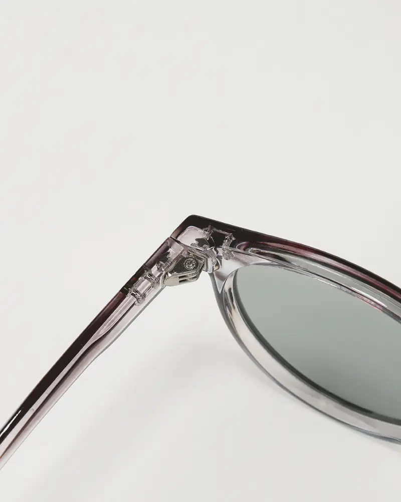 Lunettes de soleil Old Money polarisees avec monture transparente, style élégant et moderne pour un look sophistiqué.