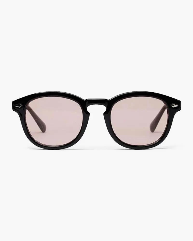 Lunettes teintées Old Money transparent, style vintage, avec verres foncés et monture en acétate, pour un look sophistiqué.